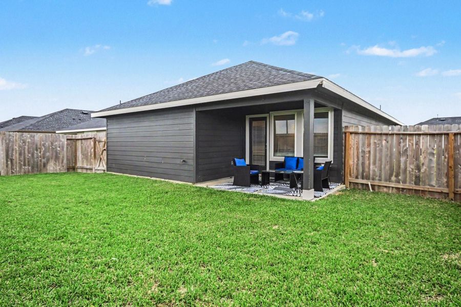 Exterior details and patio area of a home in Caldwell Ranch, Rosharon (Image 24).