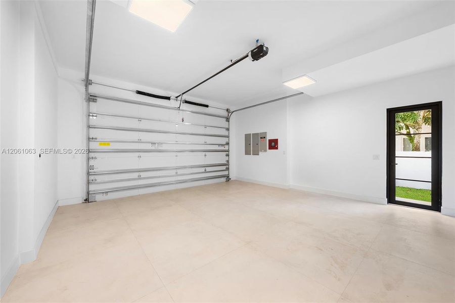 Spacious, unfurnished interior of a new home in , Coral Gables (Image 24).