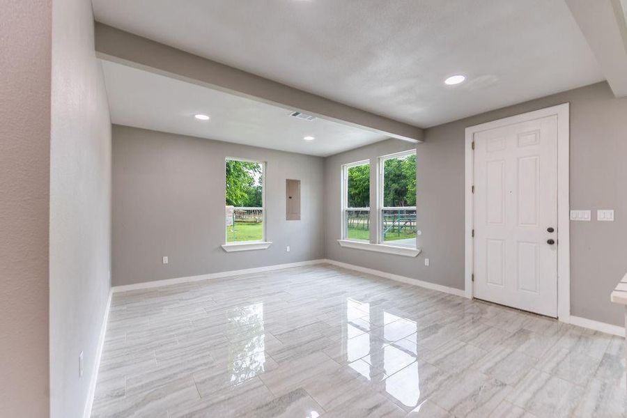 Spacious, unfurnished interior of a new home in , Walnut Springs (Image 18).