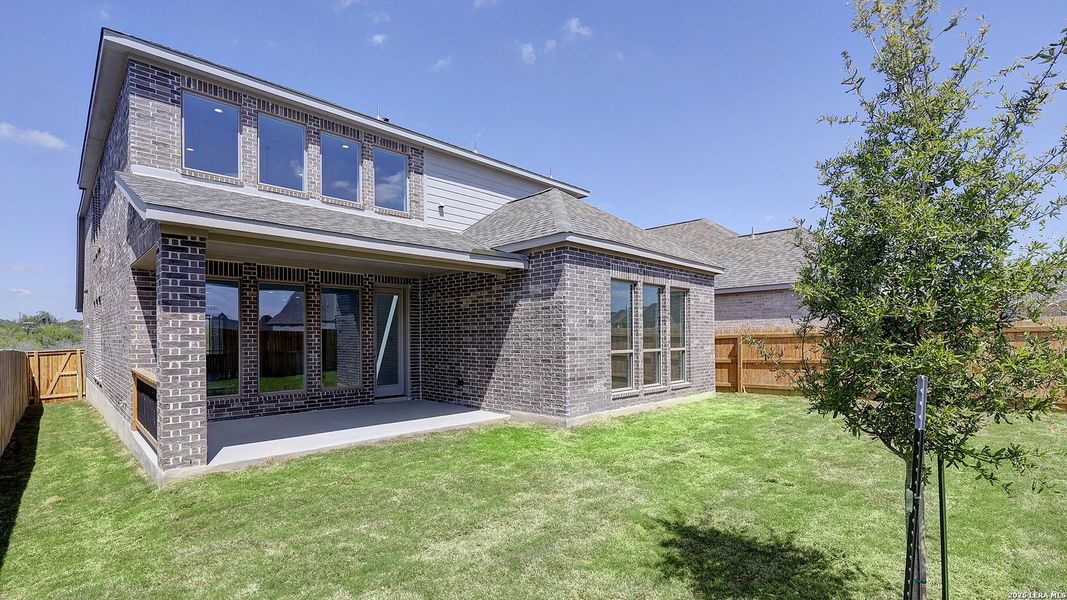 Exterior details and patio area of a home in Arcadia Ridge, San Antonio (Image 3).