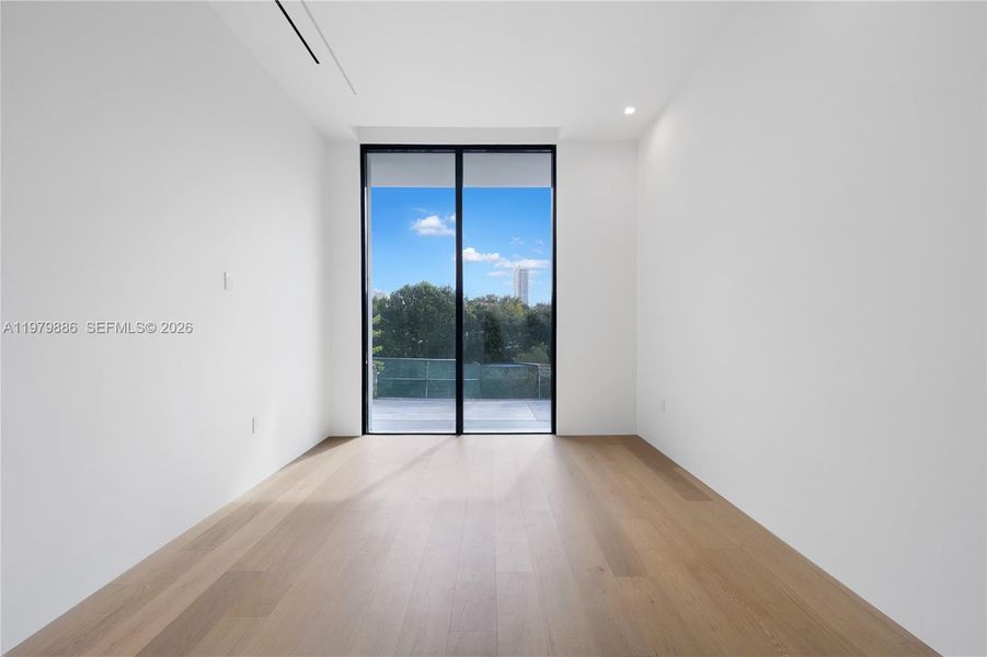 Spacious, unfurnished interior of a new home in , Miami Beach (Image 30).