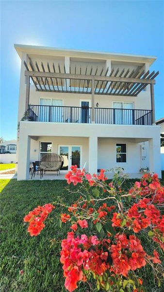Exterior details and patio area of a home in , New Port Richey (Image 29).