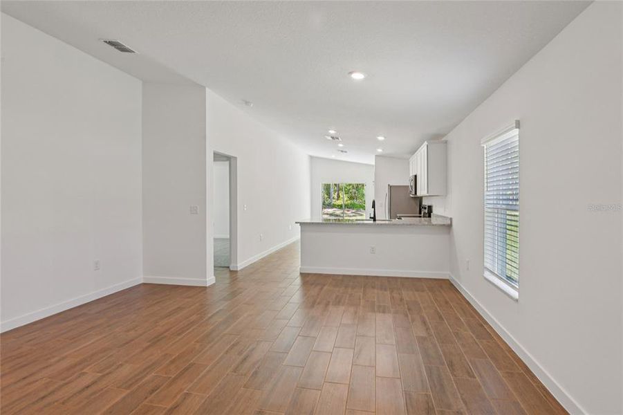 Spacious, unfurnished interior of a new home in Royal Highlands, Weeki Wachee (Image 9).