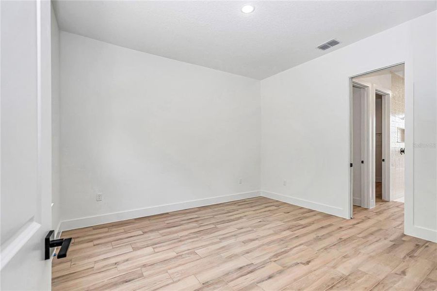 Spacious, unfurnished interior of a new home in , Ocala (Image 39).