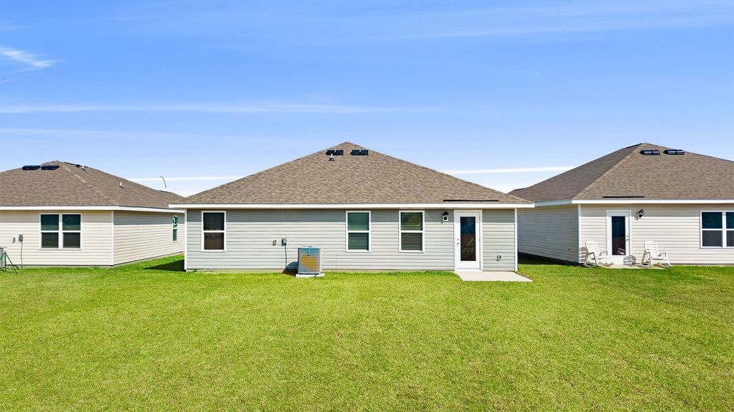 Exterior details and patio area of a home in Liberty, Panama City (Image 3).