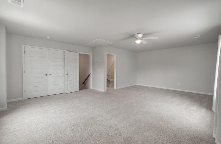 Spacious, unfurnished interior of a new home in Sweetgrass at Summers Corner, Summerville (Image 23).
