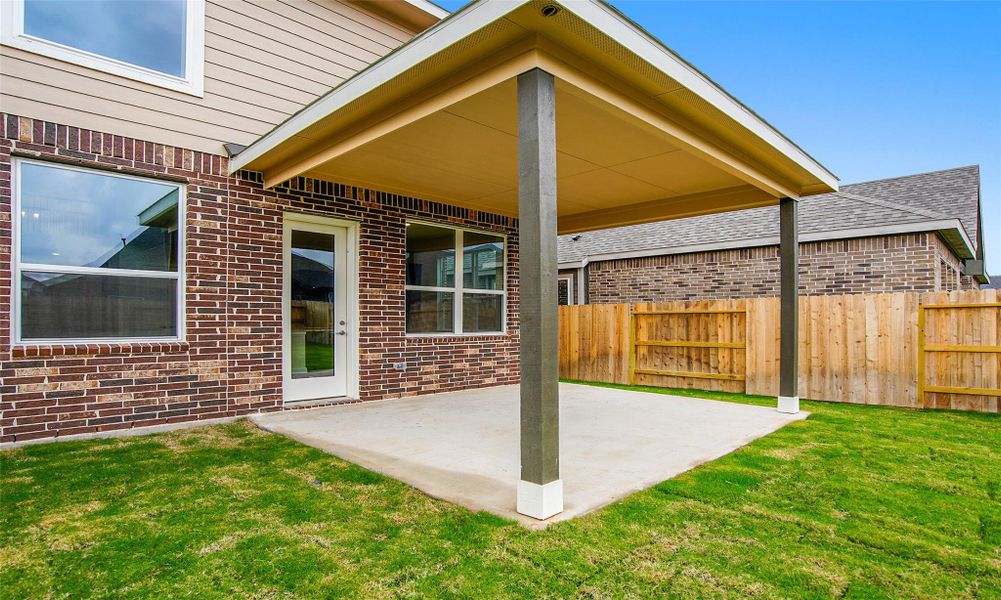 Exterior details and patio area of a home in Brookewater, Rosenberg (Image 3).