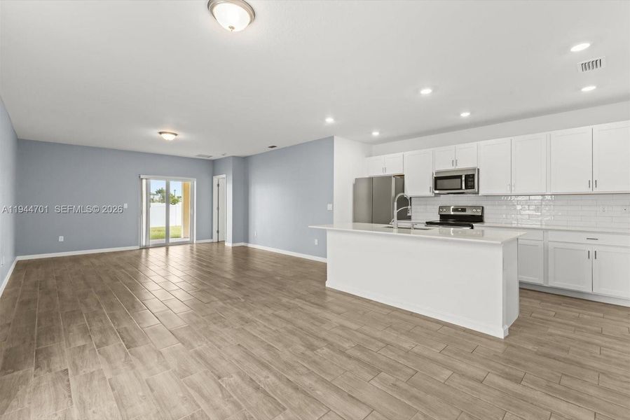 Spacious, unfurnished interior of a new home in , Fort Pierce (Image 15).