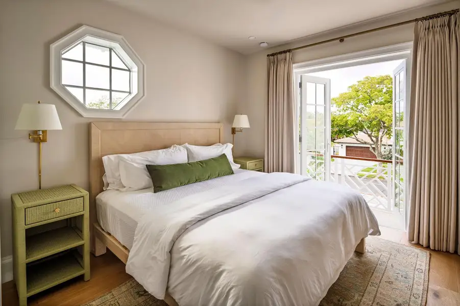 21 - Bedroom with white linens, octagona