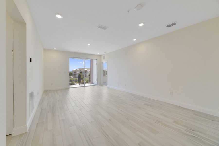 Spacious, unfurnished interior of a new home in Gatherings® of Lake Nona, Orlando (Image 19).