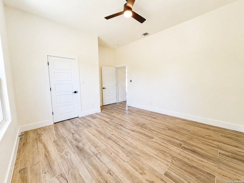 Spacious, unfurnished interior of a new home in , Bulverde (Image 33).