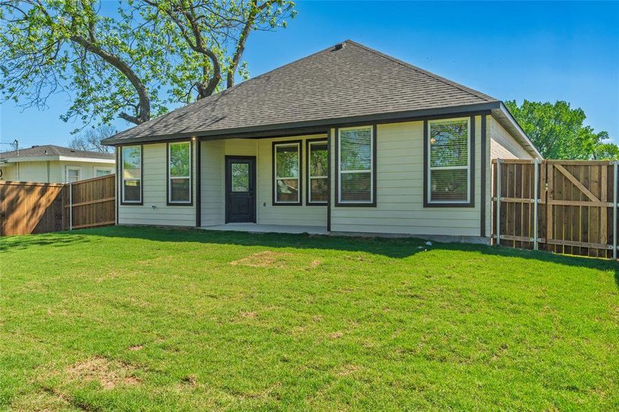 Exterior details and patio area of a home in , Celeste (Image 27).