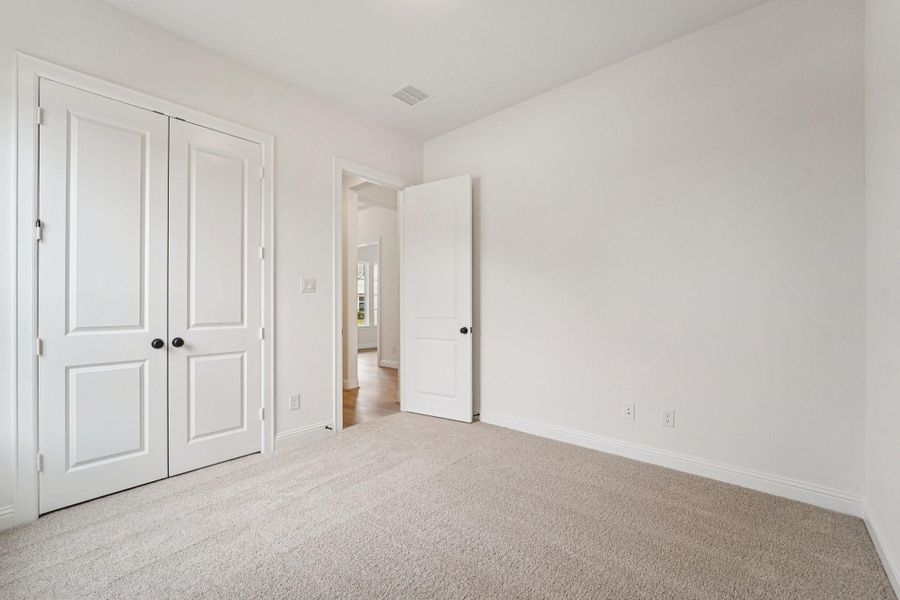 Spacious, unfurnished interior of a new home in Sienna 65', Missouri City (Image 43).