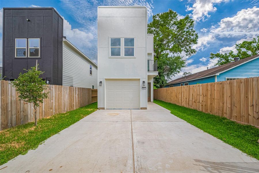 Exterior details and patio area of a home in , Houston (Image 22).