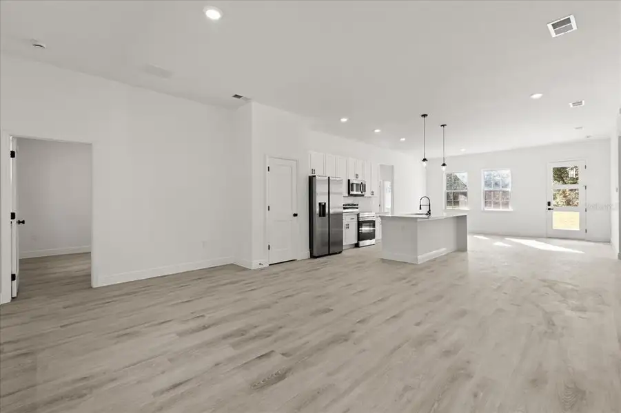 Spacious, unfurnished interior of a new home in , Citrus Springs (Image 26).