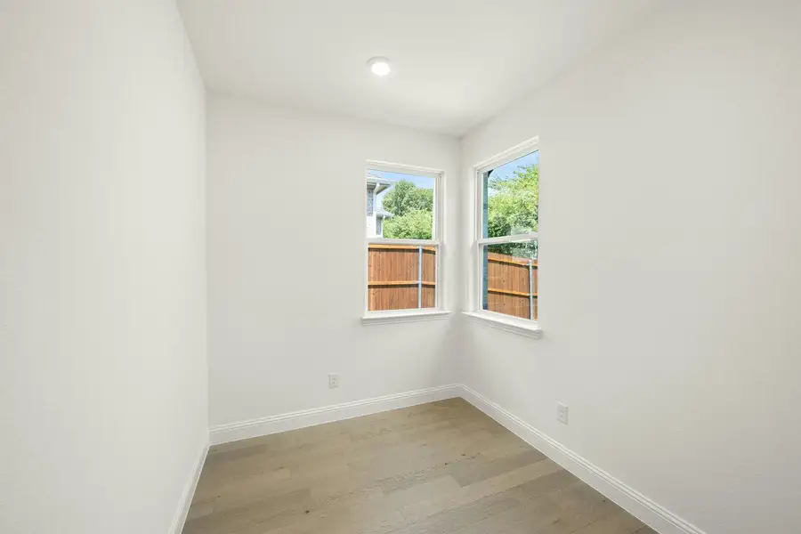 Spacious, unfurnished interior of a new home in Kentsdale Farms, DeSoto (Image 24).