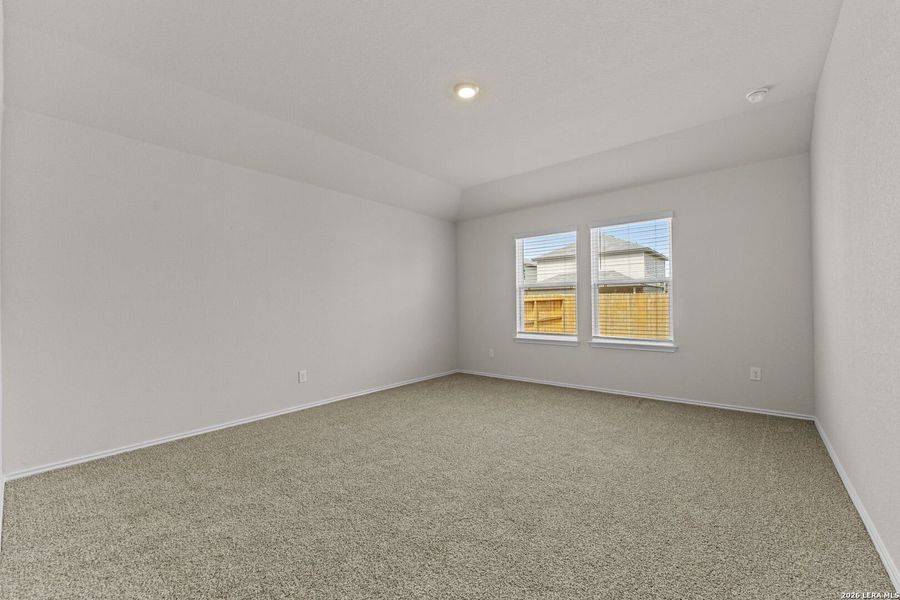 Spacious, unfurnished interior of a new home in Winding Creek, New Braunfels (Image 24).