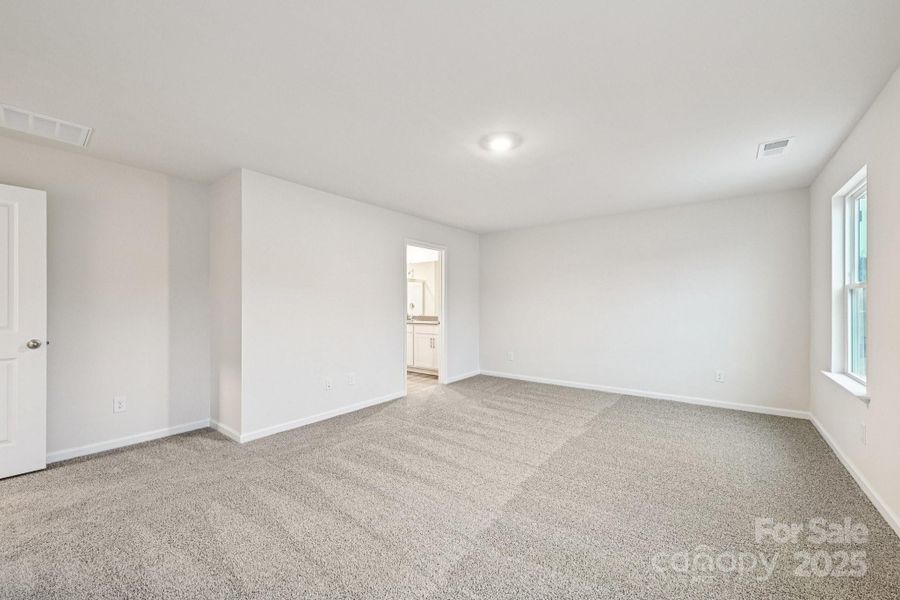 Spacious, unfurnished interior of a new home in Laurelbrook, Sherrills Ford (Image 15).