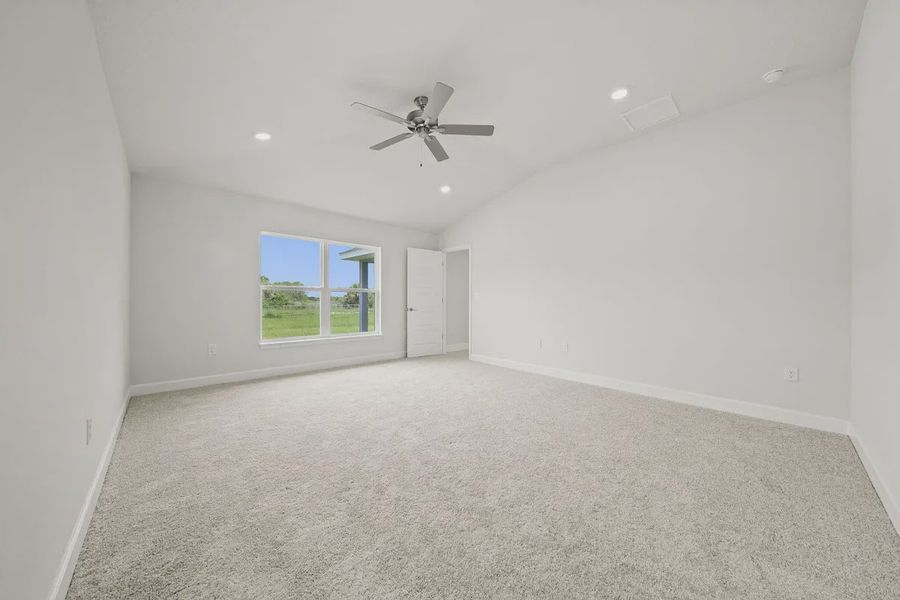 Spacious, unfurnished interior of a new home in St. John's Preserve, Palm Bay (Image 15).