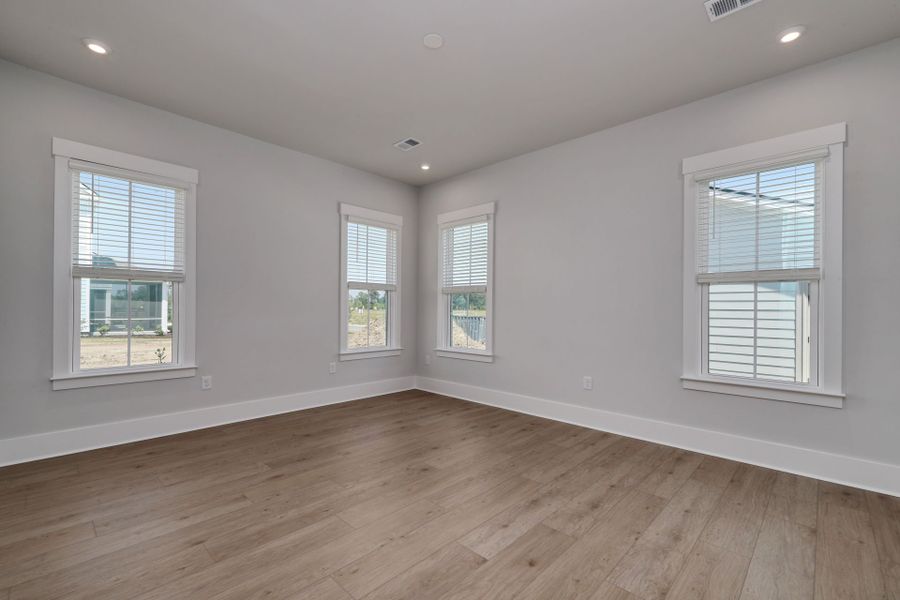 Spacious, unfurnished interior of a new home in SayeBrook, Myrtle Beach (Image 9).