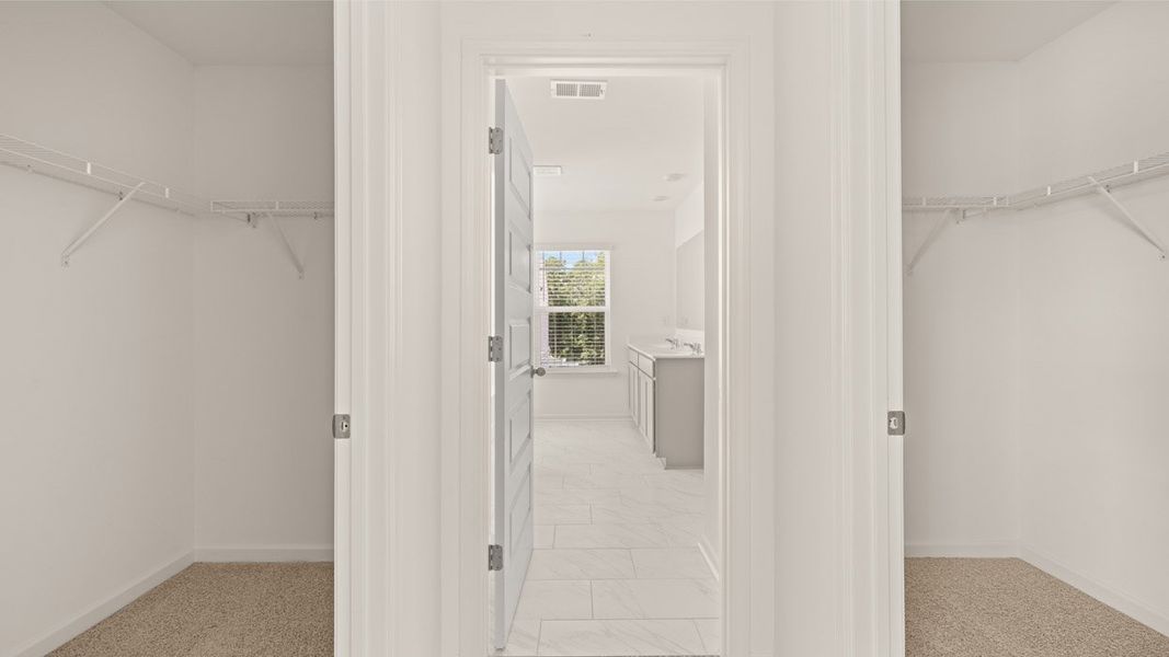 Spacious, unfurnished interior of a new home in Bridle Creek, Locust Grove (Image 29).