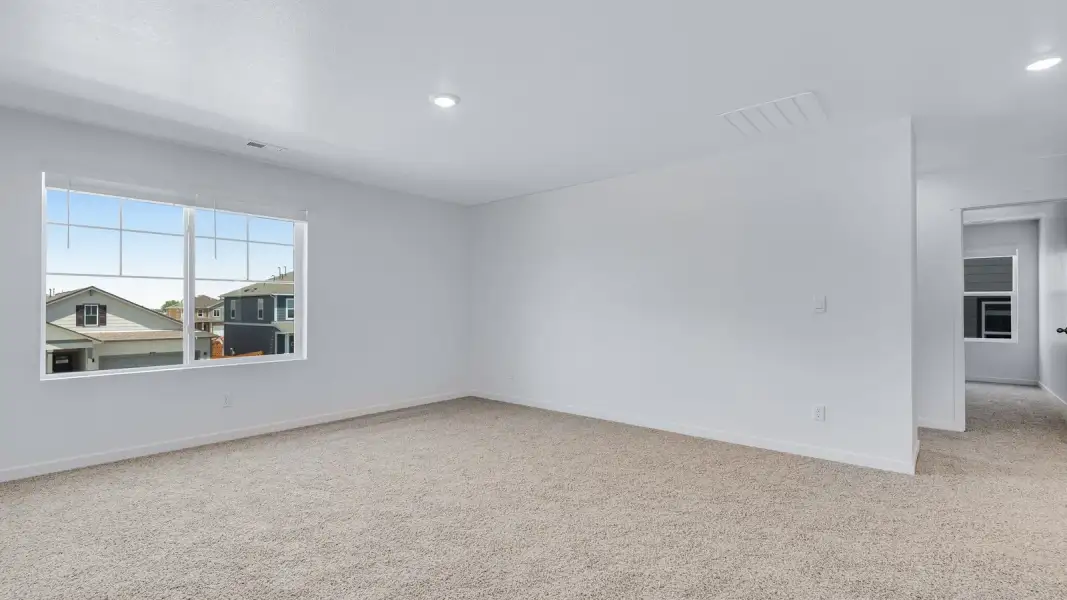 Spacious, unfurnished interior of a new home in Vista Meadows, Fort Lupton (Image 18).