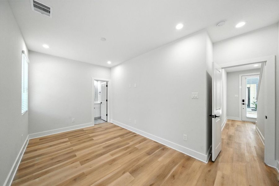 Spacious, unfurnished interior of a new home in Bauer Crossing, Houston (Image 15). Spacious, unfurnished interior of a new home in Bauer Crossing, Houston (Image 15).