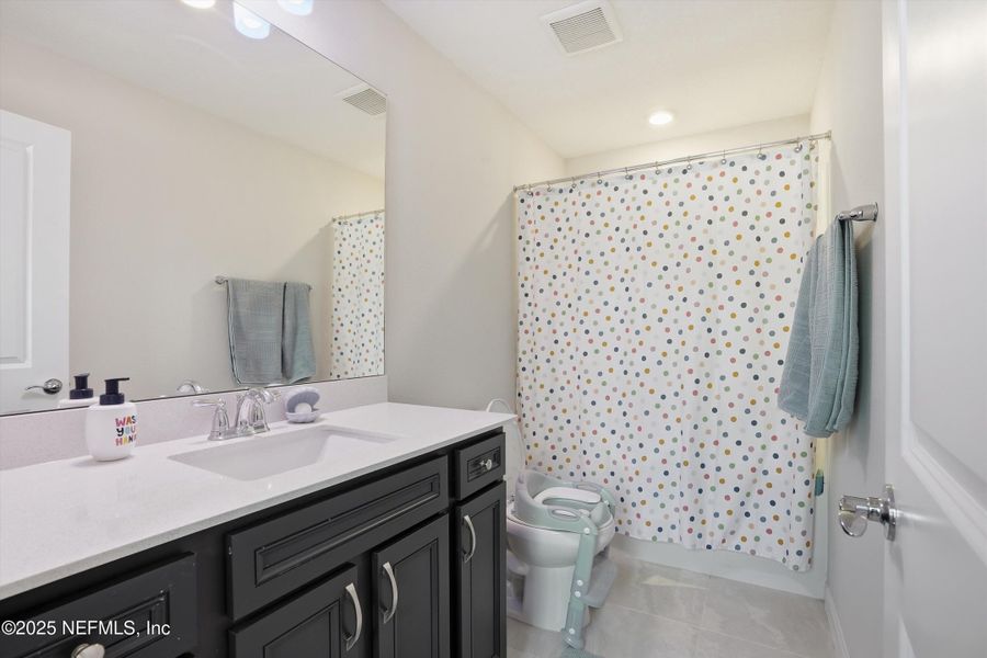 Furnished interior view inside a new home in , Middleburg (Image 14).