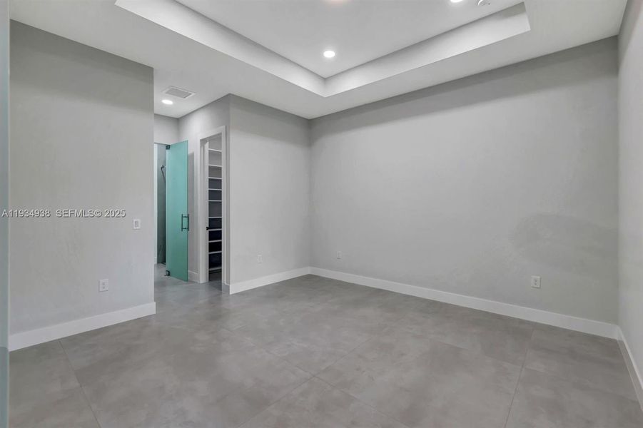 Spacious, unfurnished interior of a new home in , Naples (Image 25).