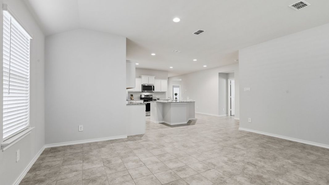 Spacious, unfurnished interior of a new home in Eagle Creek, Denton (Image 9).