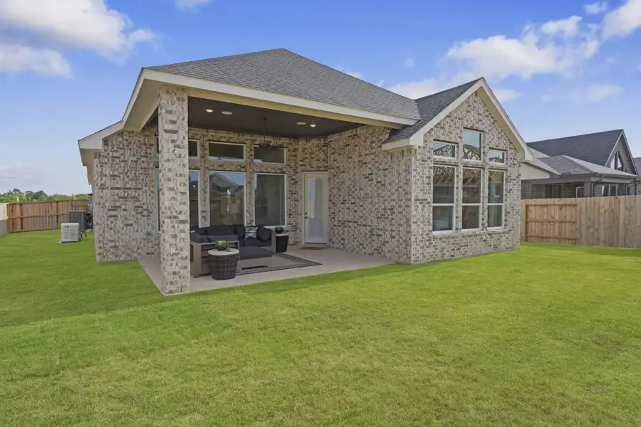 Exterior details and patio area of a home in Meridiana 50's and 60's, Manvel (Image 4).