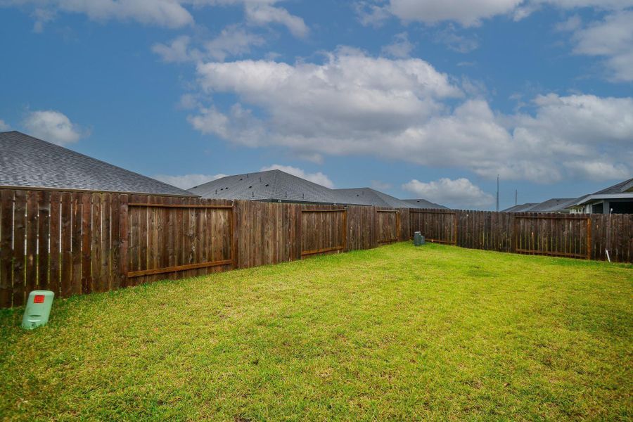 Exterior details and patio area of a home in , Rosharon (Image 3).