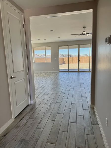 Spacious, unfurnished interior of a new home in Las Barrancas, Yuma (Image 7). Spacious, unfurnished interior of a new home in Las Barrancas, Yuma (Image 7).