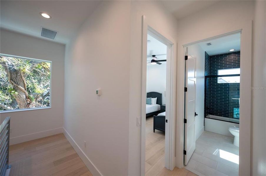 Spacious, unfurnished interior of a new home in , Sarasota (Image 22).