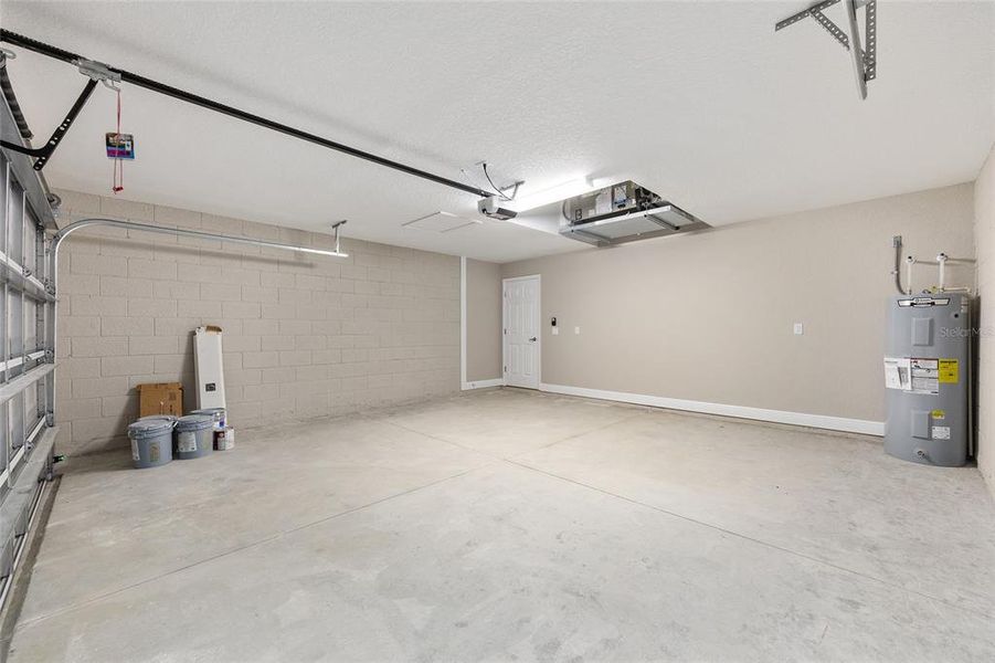 Spacious, unfurnished interior of a new home in , Citrus Springs (Image 19).