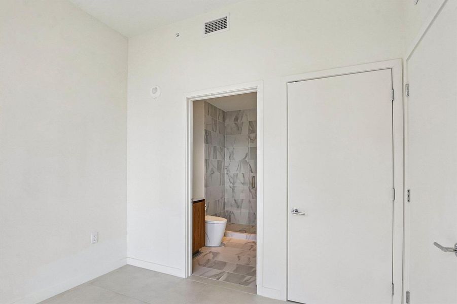 43-web-or-mls-Biscayne Blvd 201-S0409-04