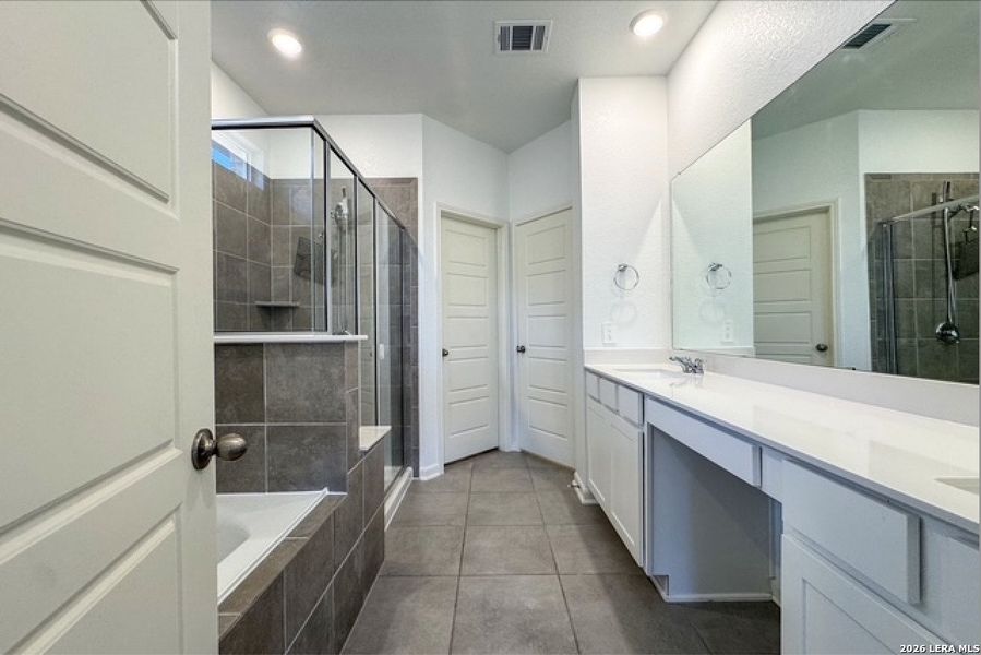 Furnished interior view inside a new home in Thomas Pond, San Antonio (Image 8).