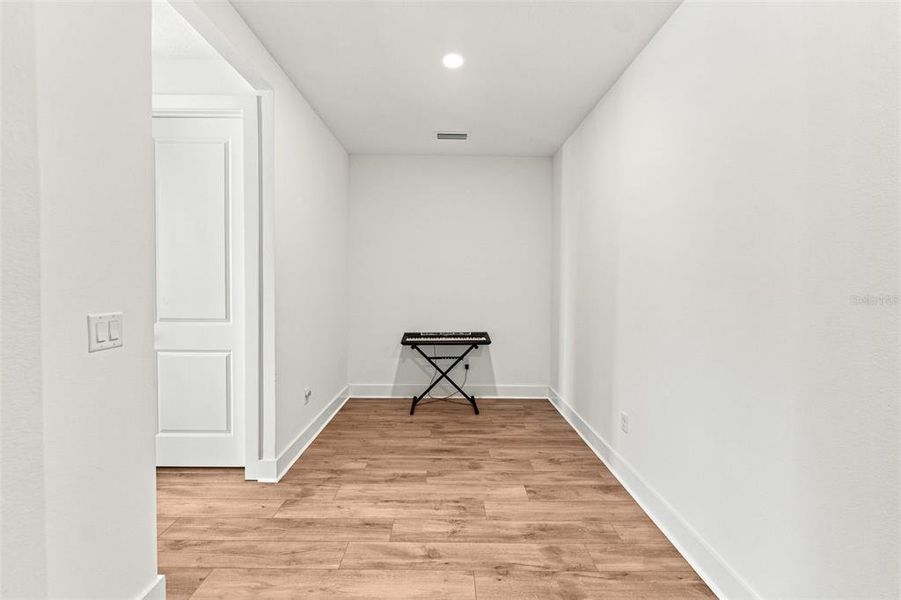 Spacious, unfurnished interior of a new home in , Seminole (Image 26).