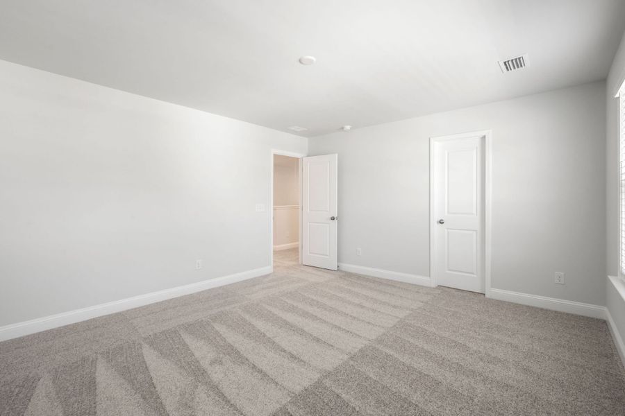 Spacious, unfurnished interior of a new home in Waterways, Richmond Hill (Image 35).