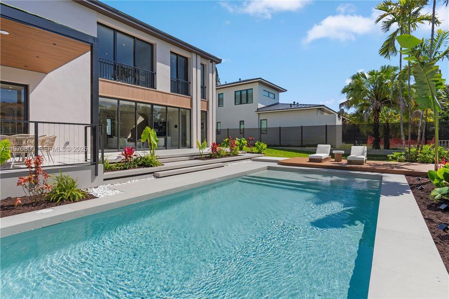 Exterior details and patio area of a home in , Miami (Image 43).