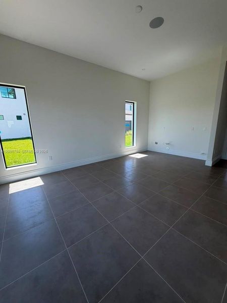 Spacious, unfurnished interior of a new home in , Miami Lakes (Image 8).