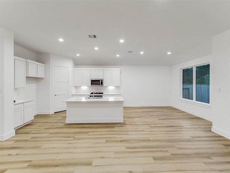 Furnished interior view inside a new home in Silverthorne, Conroe (Image 2). Furnished interior view inside a new home in Silverthorne, Conroe (Image 2).