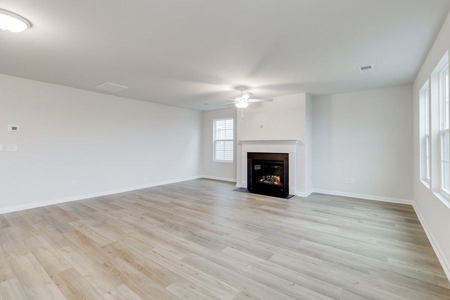 Spacious, unfurnished interior of a new home in Winston Point, Gilbert (Image 14).