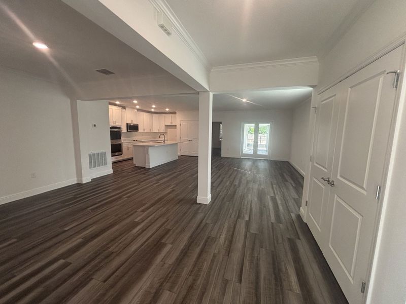 Spacious, unfurnished interior of a new home in Vero Lake Estates, Vero Beach (Image 7).