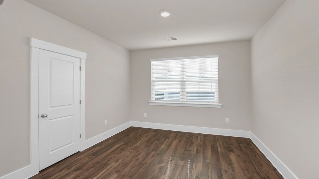Spacious, unfurnished interior of a new home in Cross Creek, Lexington (Image 17).
