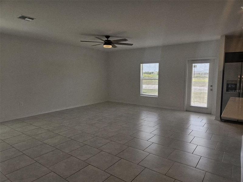 Spacious, unfurnished interior of a new home in Peace Creek Reserve, Winter Haven (Image 13).