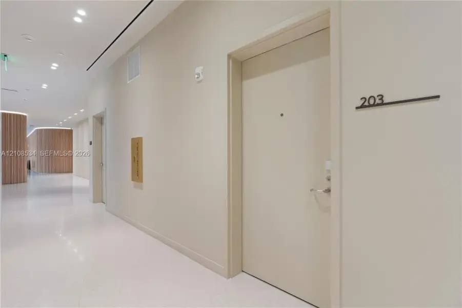 Spacious, unfurnished interior of a new home in Onda, Bay Harbor Islands (Image 21).