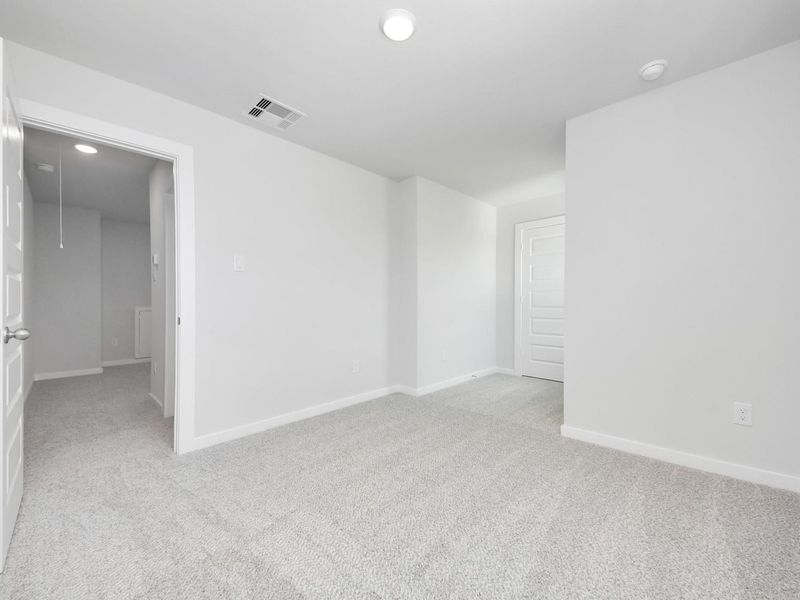 Spacious, unfurnished interior of a new home in Spring Branch Crossing, Conroe (Image 32).