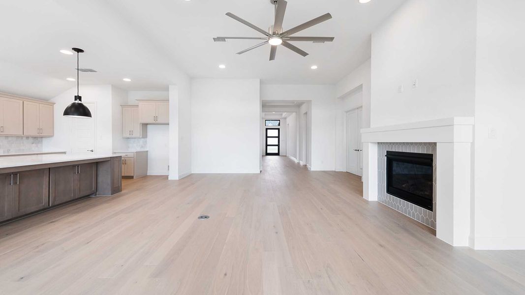 Spacious, unfurnished interior of a new home in Myrtle Creek, Waxahachie (Image 14).