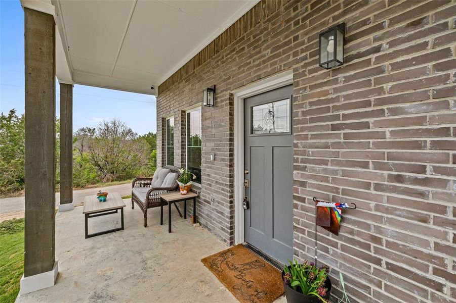 Exterior details and patio area of a home in , Granbury (Image 4).